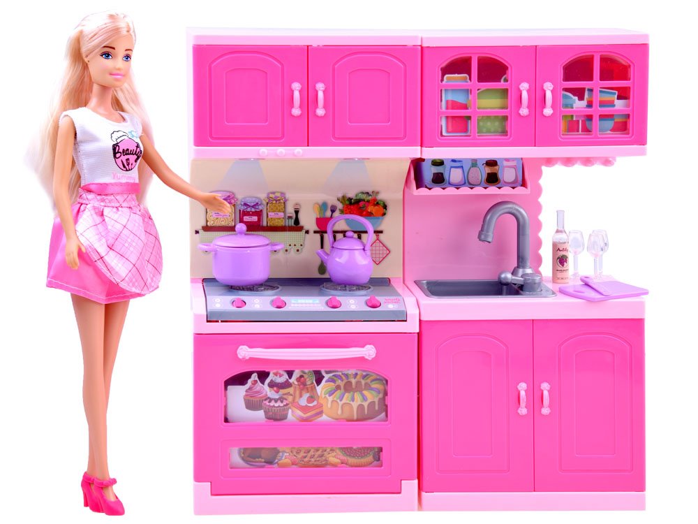 Anlily lutka u kuhinji