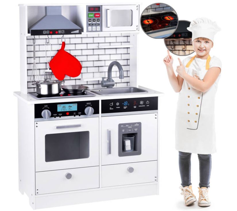 Velika drvena kuhinja, svjetlo, zvuk pribor