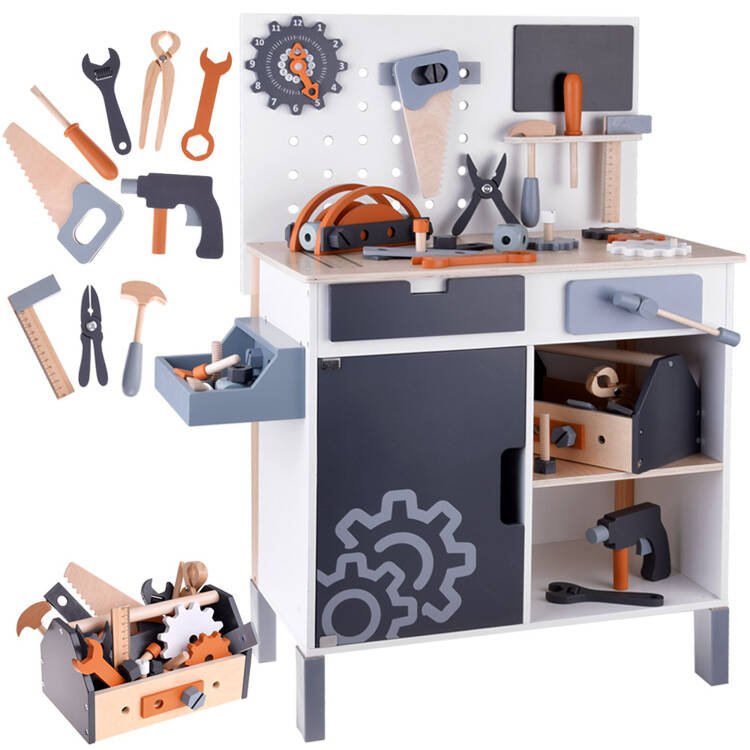 Velika drvena radionica s alatom
