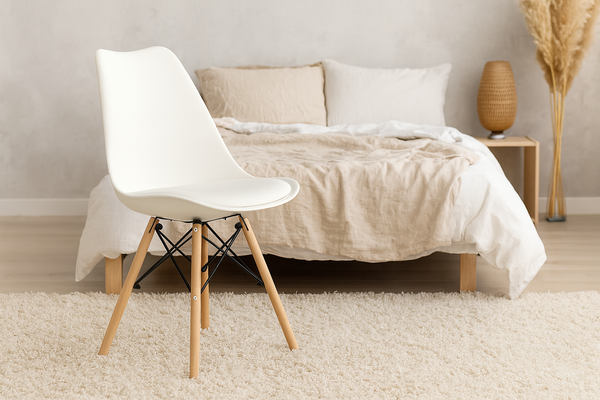 Stolica s drvenim nogama i jastukom – bijela